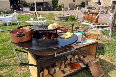 Un homme assis dans un hélicoptère au sol, souriant, avec un coucher de soleil et un champ en arrière-plan.
