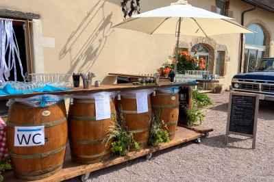 Un homme assis dans un hélicoptère au sol, souriant, avec un coucher de soleil et un champ en arrière-plan.