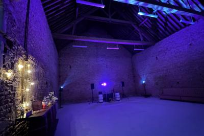 Un homme assis dans un hélicoptère au sol, souriant, avec un coucher de soleil et un champ en arrière-plan.