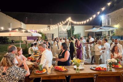 Un homme assis dans un hélicoptère au sol, souriant, avec un coucher de soleil et un champ en arrière-plan.