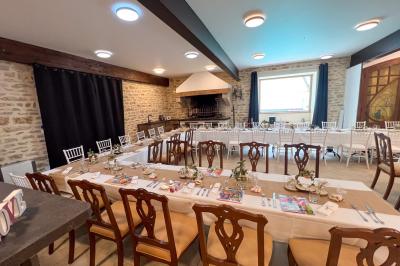 Un homme assis dans un hélicoptère au sol, souriant, avec un coucher de soleil et un champ en arrière-plan.