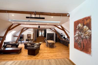 Un homme assis dans un hélicoptère au sol, souriant, avec un coucher de soleil et un champ en arrière-plan.