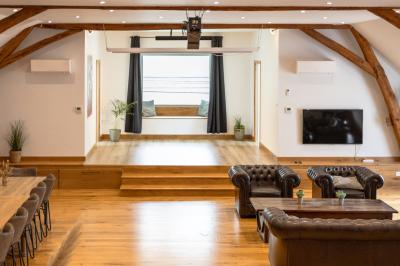 Un homme assis dans un hélicoptère au sol, souriant, avec un coucher de soleil et un champ en arrière-plan.