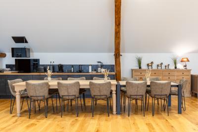 Un homme assis dans un hélicoptère au sol, souriant, avec un coucher de soleil et un champ en arrière-plan.