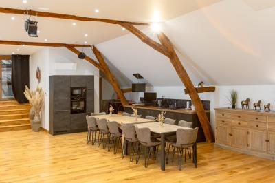 Un homme assis dans un hélicoptère au sol, souriant, avec un coucher de soleil et un champ en arrière-plan.