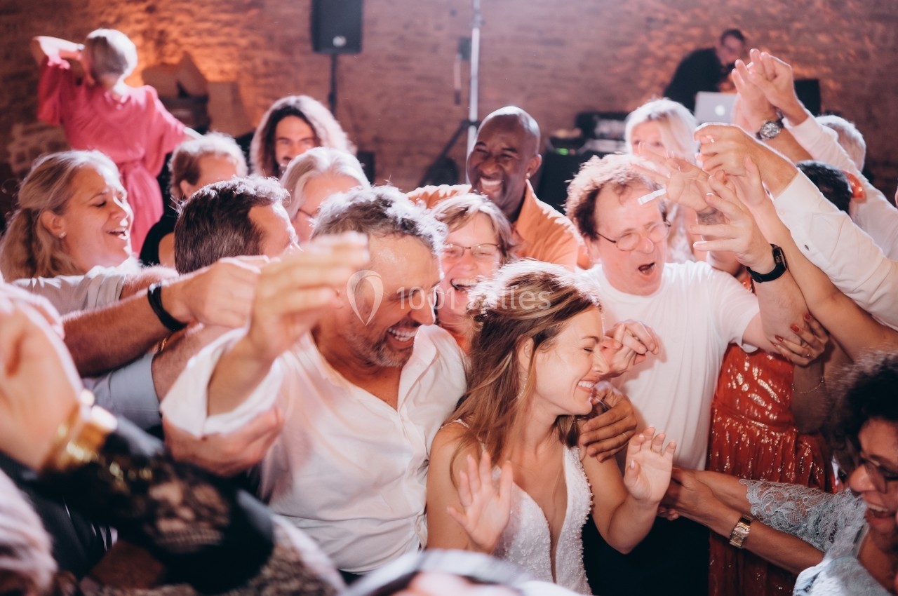 Location salle Souhey (Côte-d'Or) - La Maison de Souhey #89 Groupe de personnes souriantes dansant et célébrant dans une ambiance festive en intérieur.
