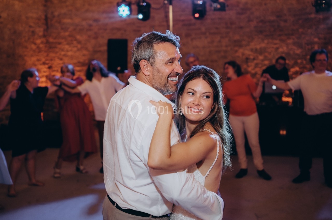 Location salle Souhey (Côte-d'Or) - La Maison de Souhey #90 Un couple danse ensemble lors d'une fête, entouré de personnes en arrière-plan dans une ambiance festive.
