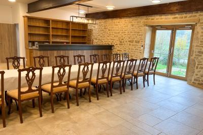 Chambre lumineuse avec lit double, coin salon, salle de bain ouverte avec douche à l'italienne et lavabo moderne.