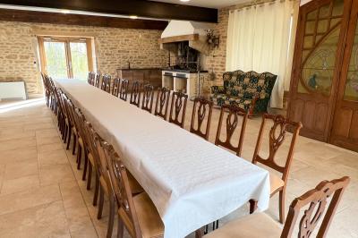 Chambre lumineuse avec lit double, coin salon, salle de bain ouverte avec douche à l'italienne et lavabo moderne.