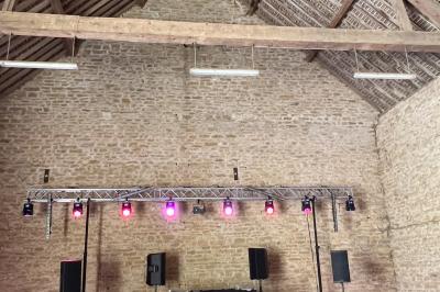 Chambre lumineuse avec lit double, coin salon, salle de bain ouverte avec douche à l'italienne et lavabo moderne.