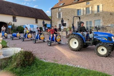 Chambre lumineuse avec lit double, coin salon, salle de bain ouverte avec douche à l'italienne et lavabo moderne.