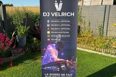 Miniature DJ Orgeval (Yvelines) - DJ Velrich #26 Un DJ en tenue originale mixe en extérieur devant une foule assise à des tables de café en terrasse.