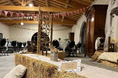 Une jument blanche et son poulain brun se tiennent dans un champ verdoyant sous un ciel partiellement nuageux.