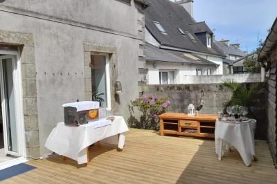 Table avec machine à café, carafe de punch, verres, snacks salés et bouteilles de vin dans un cadre convivial.