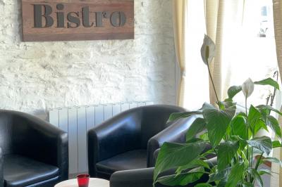 Table avec machine à café, carafe de punch, verres, snacks salés et bouteilles de vin dans un cadre convivial.