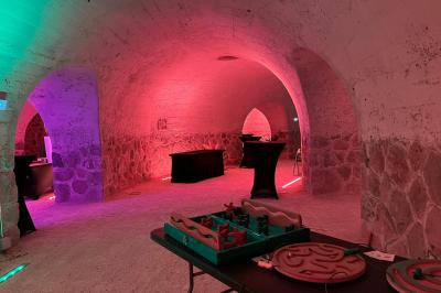 Deux structures en pierre recouvertes de végétation dans un espace herbeux entouré d'arbres.