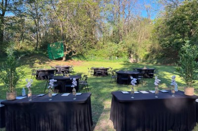 Intérieur d'une structure voûtée en pierre, éclairée par des lumières colorées roses, bleues et vertes.