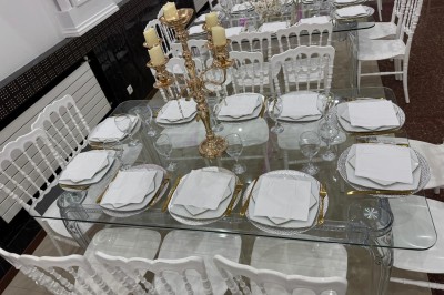 Miniature Location salle Nanteuil-lès-Meaux (Seine-et-Marne) - Le Paradise #2 Salle lumineuse avec miroir doré, tabouret, banc noir, portant à vêtements et tableau décoratif sur un mur blanc.