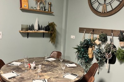 Miniature Location salle Le Bignon (Loire-Atlantique) - Le Panorama Le Coq #5 Table dressée en extérieur avec verres et couverts, entourée de chaises, sous un parasol et près de végétation.