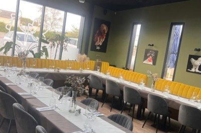 Miniature Location salle Le Bignon (Loire-Atlantique) - Le Panorama Le Coq #11 Table dressée en extérieur avec verres et couverts, entourée de chaises, sous un parasol et près de végétation.