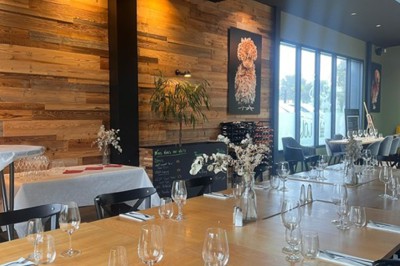 Miniature Location salle Le Bignon (Loire-Atlantique) - Le Panorama Le Coq #4 Table dressée en extérieur avec verres et couverts, entourée de chaises, sous un parasol et près de végétation.