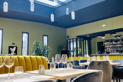 Miniature Location salle Le Bignon (Loire-Atlantique) - Le Panorama Le Coq #10 Table dressée en extérieur avec verres et couverts, entourée de chaises, sous un parasol et près de végétation.