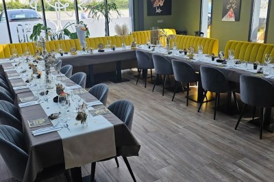 Miniature Location salle Le Bignon (Loire-Atlantique) - Le Panorama Le Coq #6 Table dressée en extérieur avec verres et couverts, entourée de chaises, sous un parasol et près de végétation.