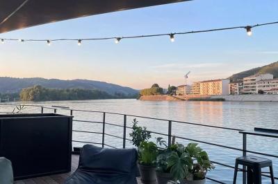 Plateau de mini-sandwichs variés, verrines et décorations florales comestibles, présenté sur une table.