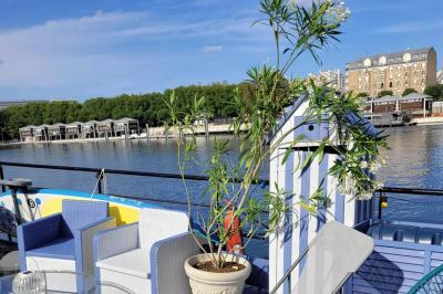 Plateau de mini-sandwichs variés, verrines et décorations florales comestibles, présenté sur une table.