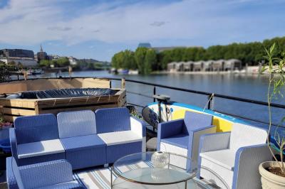 Plateau de mini-sandwichs variés, verrines et décorations florales comestibles, présenté sur une table.