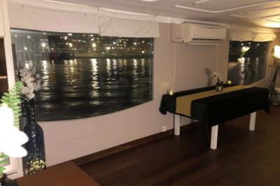 Plateau de mini-sandwichs variés, verrines et décorations florales comestibles, présenté sur une table.