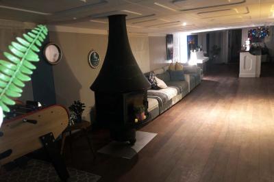 Plateau de mini-sandwichs variés, verrines et décorations florales comestibles, présenté sur une table.