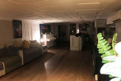 Plateau de mini-sandwichs variés, verrines et décorations florales comestibles, présenté sur une table.