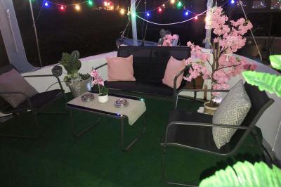 Plateau de mini-sandwichs variés, verrines et décorations florales comestibles, présenté sur une table.