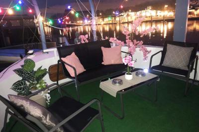 Plateau de mini-sandwichs variés, verrines et décorations florales comestibles, présenté sur une table.