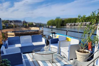 Plateau de mini-sandwichs variés, verrines et décorations florales comestibles, présenté sur une table.