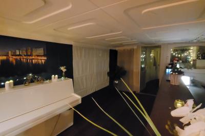 Plateau de mini-sandwichs variés, verrines et décorations florales comestibles, présenté sur une table.