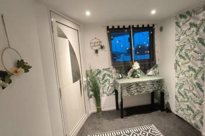 Plateau de mini-sandwichs variés, verrines et décorations florales comestibles, présenté sur une table.