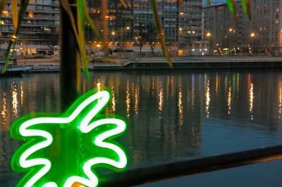 Plateau de mini-sandwichs variés, verrines et décorations florales comestibles, présenté sur une table.