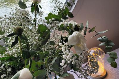 Plateau de mini-sandwichs variés, verrines et décorations florales comestibles, présenté sur une table.