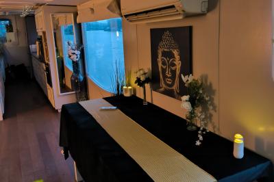 Plateau de mini-sandwichs variés, verrines et décorations florales comestibles, présenté sur une table.