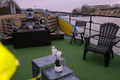 Plateau de mini-sandwichs variés, verrines et décorations florales comestibles, présenté sur une table.