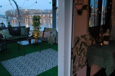 Plateau de mini-sandwichs variés, verrines et décorations florales comestibles, présenté sur une table.