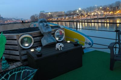 Plateau de mini-sandwichs variés, verrines et décorations florales comestibles, présenté sur une table.