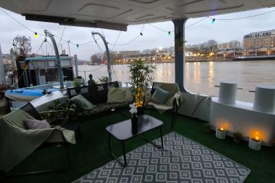 Plateau de mini-sandwichs variés, verrines et décorations florales comestibles, présenté sur une table.