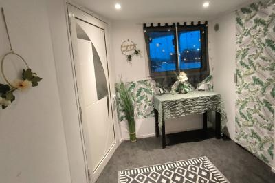 Plateau de mini-sandwichs variés, verrines et décorations florales comestibles, présenté sur une table.