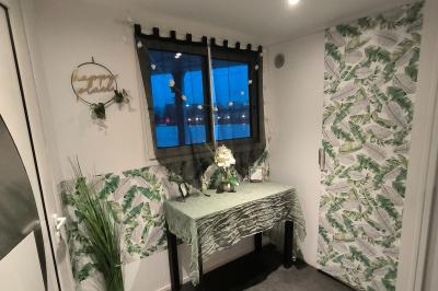 Plateau de mini-sandwichs variés, verrines et décorations florales comestibles, présenté sur une table.