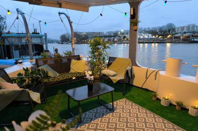 Plateau de mini-sandwichs variés, verrines et décorations florales comestibles, présenté sur une table.