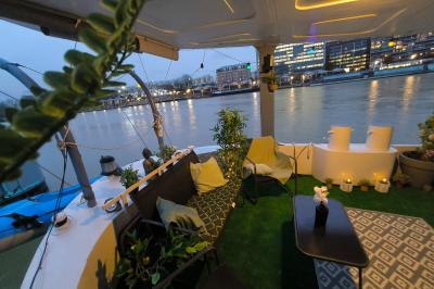 Plateau de mini-sandwichs variés, verrines et décorations florales comestibles, présenté sur une table.