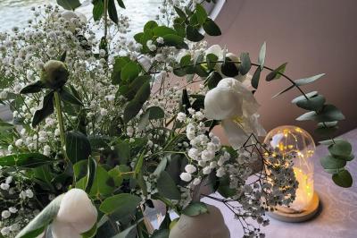 Plateau de mini-sandwichs variés, verrines et décorations florales comestibles, présenté sur une table.